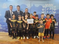 Câmara homenageia projeto social campeão estadual de futebol categoria sub 8