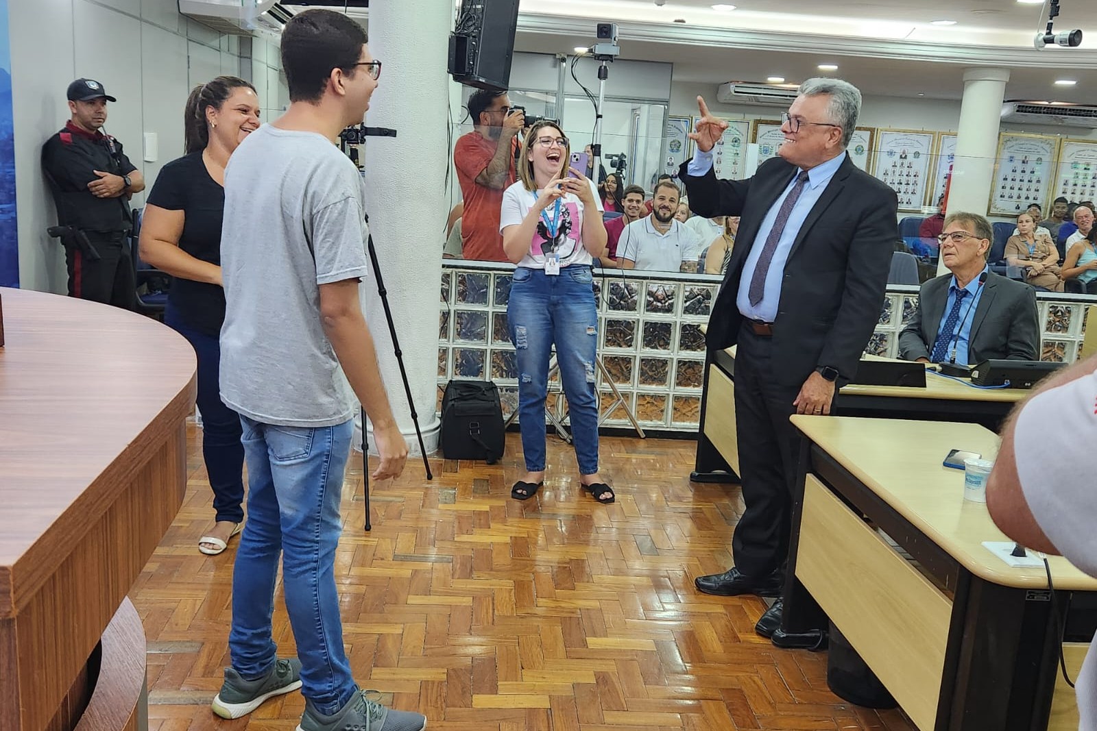 Mais inclusão! Vereadores de Cachoeiro recebem sinal pessoal em Libras