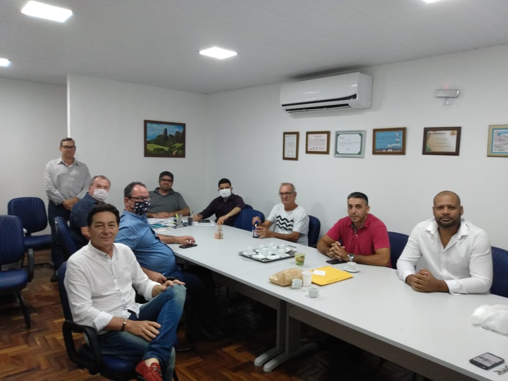 Vereadores em reunião